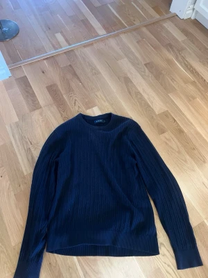 Mörkblå kablad tröja  - Säljer mörkblå kablad tröja från Rikey