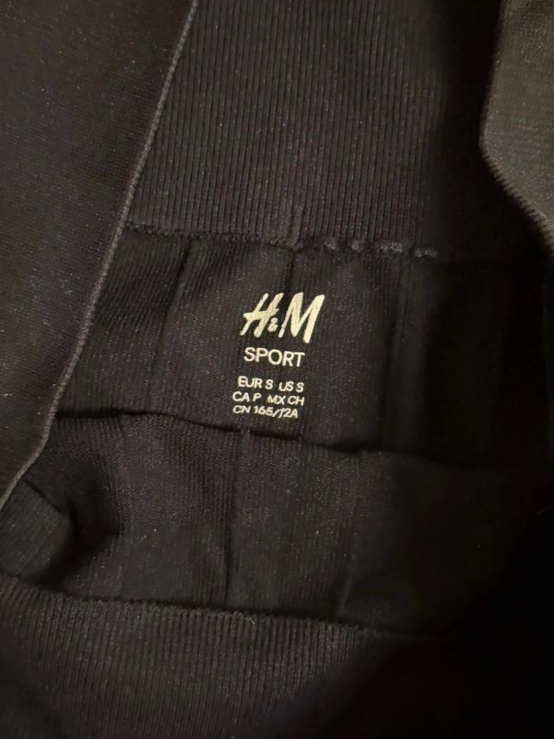 Svarta högmidjade shorts från H&M Sport - 1