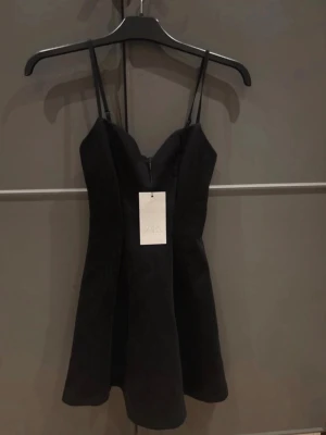 Slutsåld volangklänning från ZARA - Slutsåld & eftertraktad volangklänning från ZARA. Tunna spaghetti band, justerbara. Hjärtformad urringning. Markerad midja, volang nertill. Storlek S men skulle säga mer som en XS. Helt ny med prislapp. 🩰