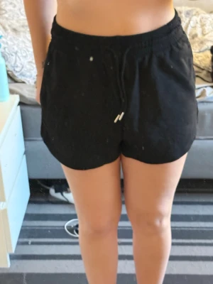 Mjukisshorts  - Jättemysiga mjukis shorts från H&M. Använd fåtal gånger och inga defekter. Det står ett O vid lappen (se bild 5).