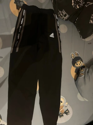 Adidas vindbyxor - Står 3XL men är verkligen inte det! Passar S/M