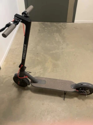 Svart elscooter E-Wheels E2S V1 - Säljer en svart elscooter av modellen E-Wheels E2-V1 kör up till 20, ingen laddare för den och jag vill sälja för jag använder inte den. Bakhjulet är punkterad och baklampan funkar inte. Kan sänka priset!!