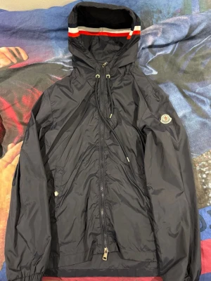 Moncler windbreaker - Säljer denna då jag bytt stil. Använt 2-3 gånger, inga skador och jätte aktuell till dagens väder. Fraktar runt hela sverige. 