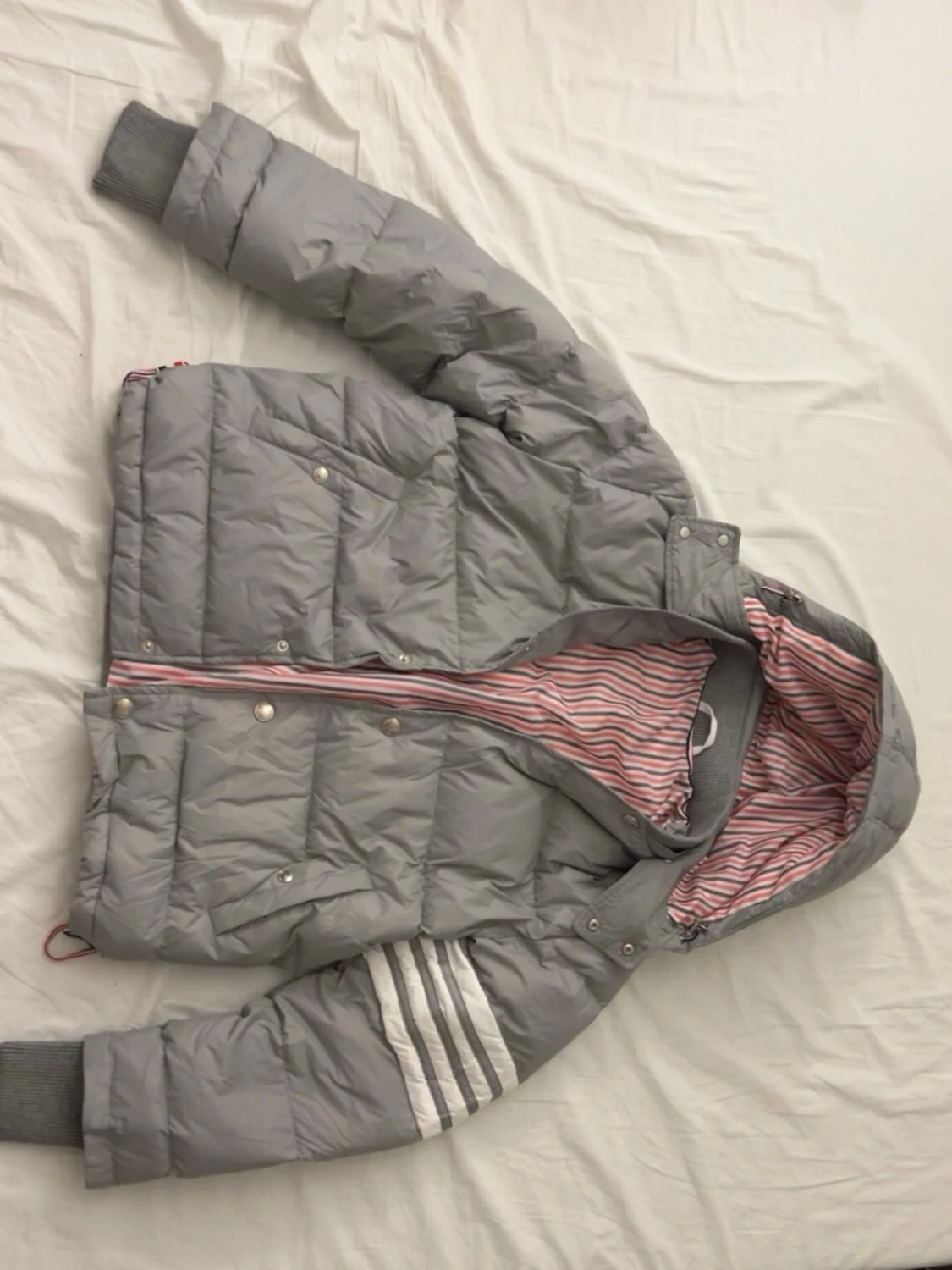 Grå thom browne puffer jacka