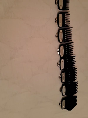 Guards för barbers - Hej! Jag säljer guards från 0.5-8 för barbers. Perfekt för att klippa sig själv eller andra. I nytt skick aldrig använda. Ge bud. VARORNA KOSTAR INTE 0 KR! Tveka inte att kontakta om du är intresserad eller har några frågor