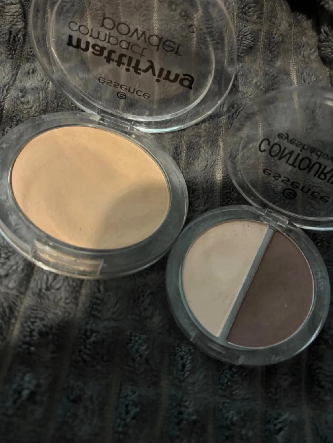 Essence mattifying compact powder - 1