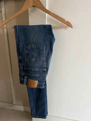 Nudie Jeans - Nudie Jeans I modelen hightop tilde mid indigo i storlek W29 L32 nypris cirka 1499kr