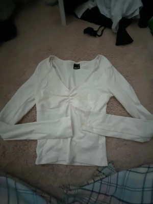 Vit långärmad topp v ringad  - vit långärmad topp v ringad okej skick andvönd ett få tal gånger, dm mig om du vill se hur den sitter på.