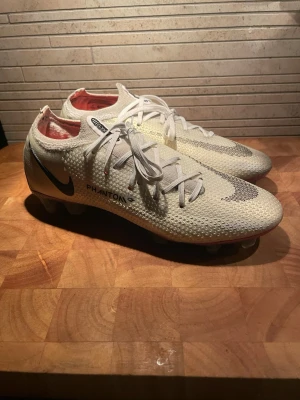 Nike Phantom - Dags att sälja dessa dojjor, Nike Phantom gt 2 elite fg. Väldigt sällsynta och väldigt bra pris, dem är i strl 41 och sparsamt använda. Hör av dig vid minsta lilla fråga🤝