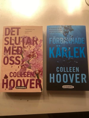 Colleen Hoover böcker - Säljer två populära romaner av Colleen Hoover: 'Det slutar med oss' med beige omslag och lila text samt 'Förbannade kärlek' med svartblått omslag och blå text. Båda är pocketböcker på svenska och utgivna av Lovereads. Perfekta för dig som gillar starka känslor och romantik. 1 för 50 båda för 80💓