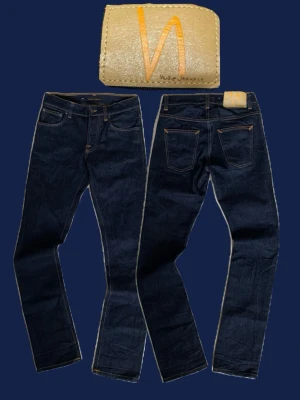 Nudie Jeans Grim Tim - Säljer ett par Nudie Jeans i modellen Grim Tim dry true navy, i storlek 30/34. Jeansen är nästan in till helt nya då de endast blivit testade