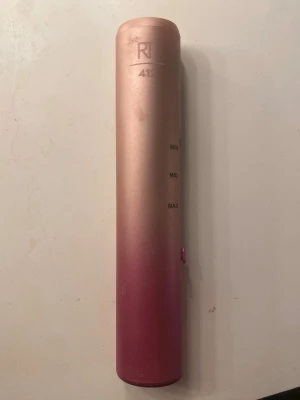 Real Techniques sminkborste - Säljer en sminkborste från Real Techniques i snygg rosa-guld färg. Cylindrisk form med reglage för inställning av styrka (min, mid, max). Tillverkad i plast och metall.