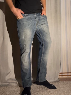 Archive Levis 511 32/32 - Säljer nu dessa galet feta jeansen från Levis storlek 36/34 men de är absolut inte true till storlek. Skulle säga att de mer är 32/32 Jeansen har ungefär samma passform som Nudie Grim Tim  Modellen är 188cm och väger 78kg  Total längd: 96 Benöppning: 19 Midja: 43  Priset kan som alltid diskuteras, hör av er vid minsta fundering! Mvh Charlie