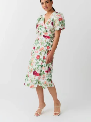 Blommig midiklänning från Gina Tricot - Superfin blommig klänning från Gina Tricot med v-ringning och puffärmar. Klänningen har ett färgstarkt mönster i rosa, rött, grönt och vitt, samt en smickrande midilängd. Perfekt för vår och sommar, tillverkad i lätt bomullsmaterial.