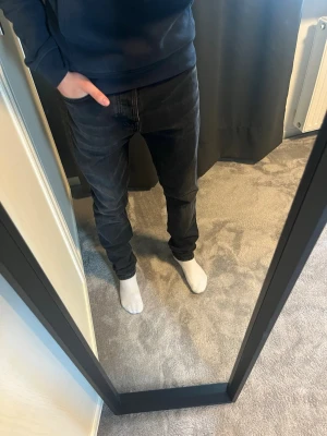 Nudie jeans fearless freddie - Säljer ett par mörkgråa/svarta jeans ifrån märket nudie jeans. Skick 9/10 nypris - 1599kr säljs -  399kr!