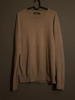 Beige tröja  - Säljer denna beiga tröja från dressman då jag inte använder den. Använt typ 2 gånger 