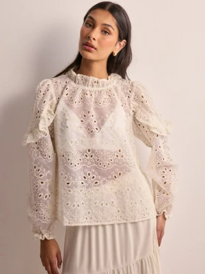 Vit broderad blus med volanger - Vit blus med broderade hålmönster och volangdetaljer på axlarna. Blusen har långärmade puffärmar. Blusen är från neo noir och köpt för 749kr. Ny utan prislapp då den inte kommit till användning sen jag köpte den.