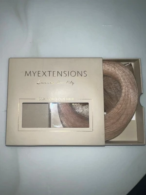 Blonda löshår extensions från Myextensions - Invisible tape weft från myextensions i färger ”Natural Blond Root 5B+15”💕  Håret är 50cm långt och i dera ”Luxury” kvalitet🌸  Helt oanvänt, säljer då det inte riktigt matchade min hårfärg🌼💕  Nypris: 1799:-  Bara att höra av dig vid frågor eller funderingar☺️💕