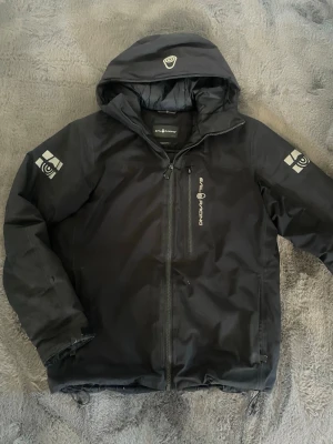 Sail Racing jacka - Säljer denna riktigt sköna jackan från Sail Racing, jackan är vindtät, vattentät osv.   Nypris: 3499kr💰 Nuvarande pris: 1199kr✅  Jackan har sina småmärken som inte är synliga förutom att dragkedjan är borta på bröstfacket, därefter priset🤝   Pris kan ej diskuteras då jag redan lagt upp den för riktigt billigt!👍