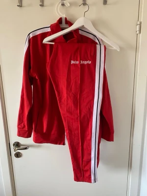 Palm Angels, Tracksuit - Palm Angels set i färgen röd, storlek M men passar även L. Skriv för mer info osv… (400kr per del annars)