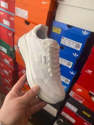 Vita sneakers från Björn Borg - Stilrena vita sneakers från Björn Borg med mesh- och läderdetaljer. Skorna har en chunky sula och klassisk snörning. Perfekta för dig som gillar en clean och sportig look. Diskret Borg-logga på sidan och bekväm passform.