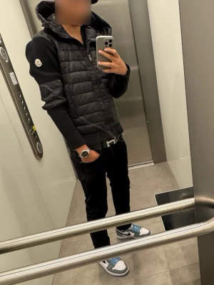 Moncler cardigan - Säljer min Moncler cardigan då den tyvärr inte används längre. fint skick, inga skador. Superbekväm och perfekt som jacka nu till våren och hösten. Priset kan diskuteras 