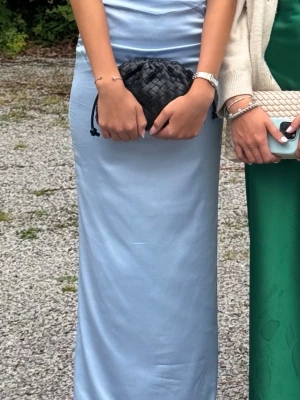 Balklänning satin - Säljer min balklänning från förra året i ljusblå💙 den har inga fläckar och är i nästan nytt skick då den är endast använd en gång