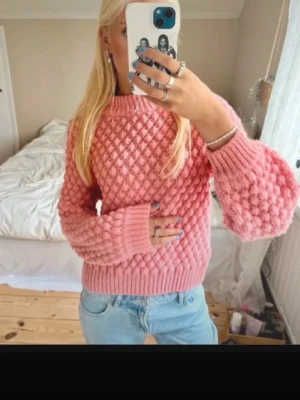 Hm stickad - Säljer denna virala stickade tröjan ifrån HM, strl M Men passar s/xs   är 160 som referens.