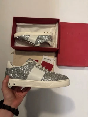 Valentino Flycrews - Supersnygga och trendiga Valentino Flycrews. Nytt skick! Knappt något tecken på användning. Alla nitar kvar. Dessa är i storlek 38. Nypris på dessa ligger runt 8000kr, säljs för 2999kr. Vid köp ingår box, skopåse samt kvitto. (Äkta vara)