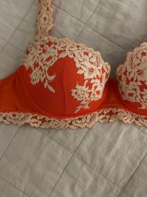 Intimissmi BH 75B - Säljer denna röda Intimissmi bh i storlek 75B🩷bra skick, finns ej i deras sortiment 