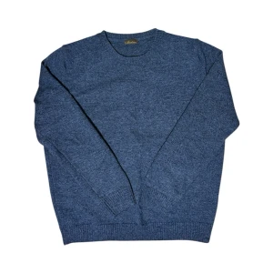 Blå stickad tröja från Stenströms - Mysig blå stickad tröja i nyskick i storlek XL(sitter som L) från Stenströms med rund halsringning och ribbade muddar vid ärmslut och nederkant. Tröjan har en klassisk passform och är tillverkad i ett mjukt material som passar perfekt till kyliga dagar. Ny pris är 1599kr.