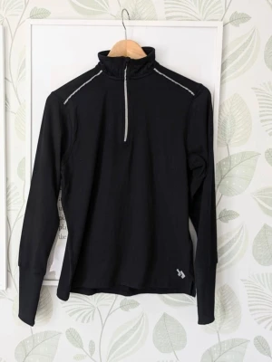 Svart träningsöverdel med halv dragkedja -  - Jätteskönt elastiskt tröja.. - Storlek S men passar även M. - Använd 2 gånger så i jättefint skick jag hittar inget att anmärka på. - Jag kan ha missat någon miniskavank men jag har försökt att granska så gott det går