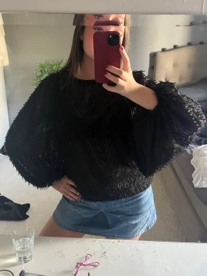blus - en lite transparent blus med stora ärmar & fjädrar 🫶🏻🫶🏻🫶🏻🫶🏻🫶🏻