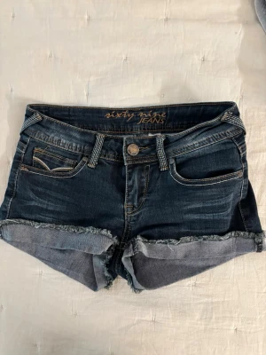 Lågmidjade jeansshorts  - Superfina vintage lågmidjade jeansshorts, strl xs och midjemått 34 cm tvärs över❣️