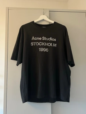 Acne T-shirt - Säljer min favorit acne T-shirt eftersom den är för stor på mig😢endast använd 3 gånger. T-shirten är oversized och självklart äkta! Nypris 3100kr.