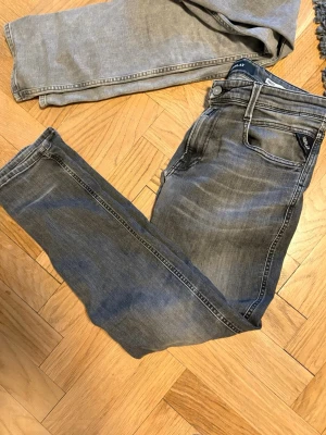 Grå slim fit jeans från replay - Skön kvalitet förutom hål på baksidan som kan sys ihop enkelt men jag har ej haft behov ännu. Därav priset 
