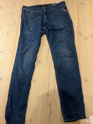 Mörkblå jeans från Replay - Snygga mörkblå jeans från Replay med klassisk femficksdesign och raka ben. Jeansen är i skick 9/10. Strl 31. Perfekta för en avslappnad stil.