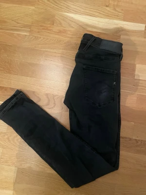 Svarta slim fit jeans från Replay - Säljer ett par svarta jeans från replay.Storlek W28 L32