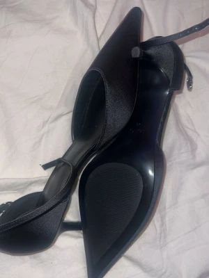 Svarta spetsiga klackar från MNG - Säljer nu mina fina klackar pågrund av att det tyvärrär för små för mig. Aldrig använt så det är helt nya, köpte det för 1250 men säljer för 900, vid snabb affär 750.