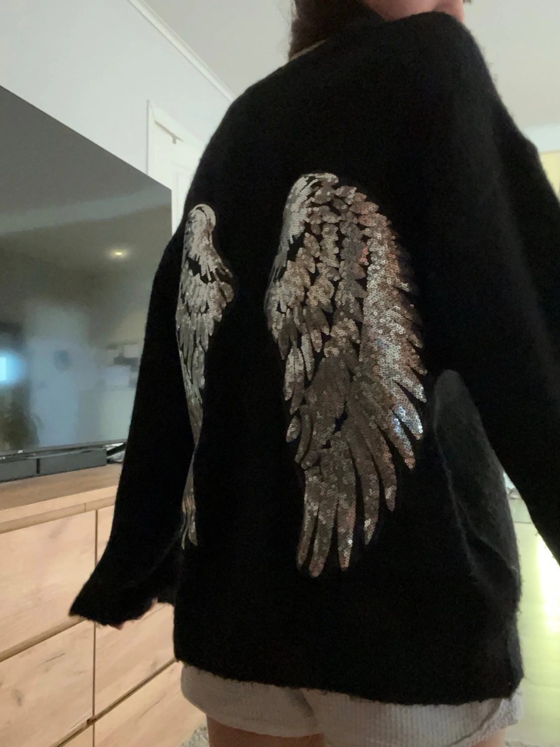 Svart stickad tröja med wings  - 1