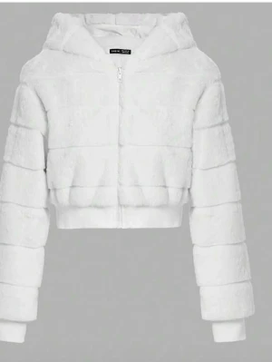 Vit teddyjacka med huva från Shein - Supermjuk och fluffig vit teddyjacka från Shein med dragkedja framtill och huva. Jackan är croppad och har breda, vadderade sömmar som ger en cool look. Perfekt för dig som vill ha en mysig och trendig jacka till hösten eller vintern.