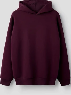Vinröd oversized hoodie - Mysig vinröd hoodie i oversized modell med huva och ribbade muddar vid ärmslut och nederkant. Tillverkad i mjukt sweatshirtmaterial som passar perfekt för en avslappnad stil. Inga synliga loggor eller tryck för en clean look.