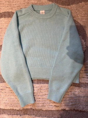 Ljusblå stickad tröja💞🫰🏼 - Mysig ljusblå stickad tröja  med rund halsringning och ribbade muddar vid ärmslut och nederkant. Tröjan har en enkel, clean design och är perfekt för lager på lager. Materialet känns mjukt och bekvämt. Aldrig använd, jättefin på sommaren🙏🏼