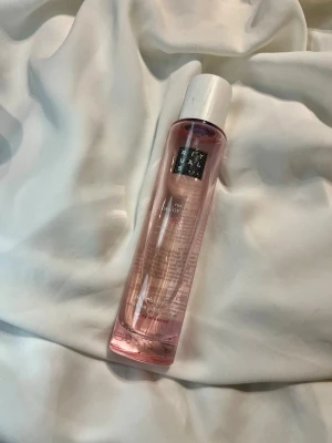 Rituals The Ritual of Sakura parfym - Säljer en parfym från Rituals, The Ritual of Sakura. Flaskan är cylinderformad och transparent med en ljusrosa ton och vit kork. Doften är inspirerad av körsbärsblom och har en fräsch och blommig karaktär. Perfekt för dig som gillar lätta och feminina dofter. I flaskan finns ca 3/4 delar av 50ml kvar. 