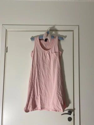Ljusrosa ärmlös klänning - Ljusrosa klänning i storlek 42/44