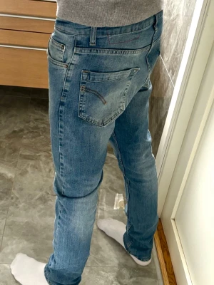Dondup Brighton Jeans  - Dondup Brighton Jeans | Modell: Brighton | Skick: Fint | Små slitningar vid jeansfållarna (Bild 4) | Nypris: 2499 kr | Storlek: W30 | Hör av dig vid minsta fundering eller fråga 📦