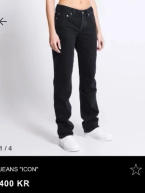 Svarta raka jeans från lager 157 - Säljer ett par svarta raka jeans från lager 157 med klassisk femficksmodell och normal midja. Jeansen har en stilren look och är tillverkade i ett kraftigt denimtyg. Perfekta för dig som gillar en enkel men trendig stil.