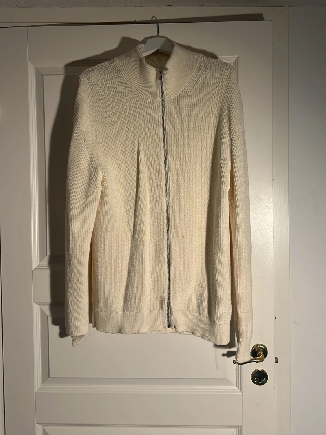 Vit ribbstickad ziptröja