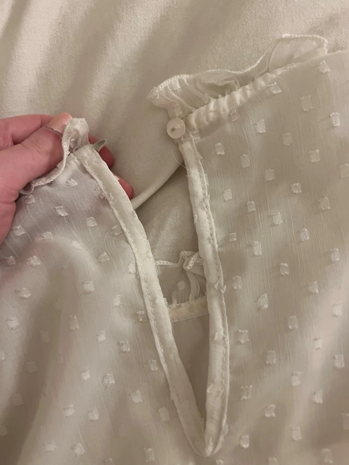 Vit prickig blus med volangärm - 2