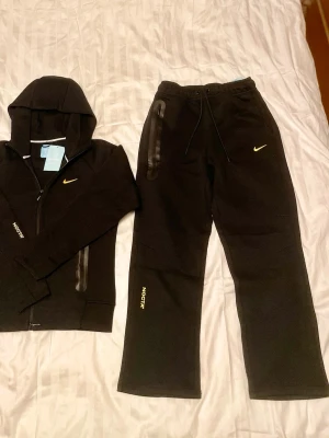 Nike nocta set svart - Helt ny svart Nike nocta set, är i perfekt skick helt oanvänd, kommer med tags. Storlek M